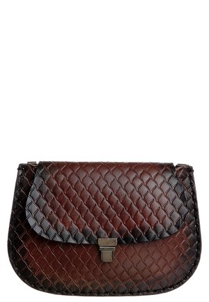 Pochette en cuir marron avec motif losange embossé et fermeture à boucle métallique argentée sur le rabat avant.