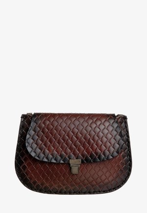 Pochette en cuir marron avec motif losange embossé et fermeture à boucle métallique argentée sur le rabat avant.