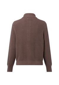 Brązowy sweter prążkowany z wysokim kołnierzem, długimi rękawami i teksturowanym materiałem. Zawiera dopasowany prążkowany dół.