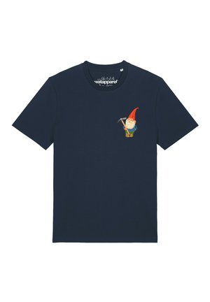 Marineblaues T-Shirt mit kleinem buntem Gartenzwerg, der eine Hacke hält, auf der linken Brustseite gedruckt.
