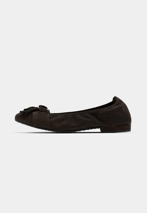 Ballerine en cuir marron avec un bout rond, un léger nœud décoratif, une finition texturée et un design minimaliste. Semelle plate pour un confort optimal.