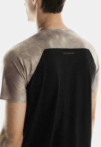 On PERFORMANCE T AOP - T-shirts print - cinder   black