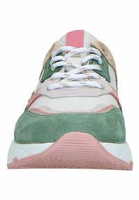 Sneaker multicolore con una combinazione di suede rosa, verde e beige. I lacci bianchi e una suola in gomma rosa testurizzata completano il design.