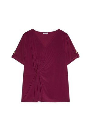 Bordeaux top med kort ærme, V-hals, front twist detalje og knapstropper på ærmerne.