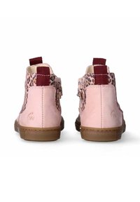 Stivaletti alla caviglia in suede rosa con pannelli laterali a stampa leopardo, suole in gomma marrone e linguette di colore bordeaux. Presentano fibbie decorative sui lati.
