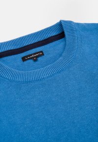 Niebieski sweter ręcznie robiony z prążkowanym okrągłym dekoltem. Metka z napisem "LANCERTO" oraz granatowym wykończeniem od wewnątrz. Miękka tekstura i średnia grubość.