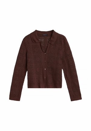 Cardigan marron foncé en crochet à manches longues avec col et fermeture à boutons sur le devant, présentant des motifs floraux carrés sur toute la surface.