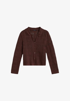 Mørkebrun hæklede cardigan med lange ærmer, krave og knaplukning foran, med firkantede blomsterprint over det hele.
