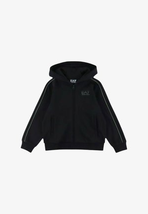 Felpa nera con zip e cappuccio, con un logo sul petto, strisce laterali verdi a contrasto e due tasche frontali. Tessuto morbido al tatto.