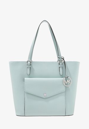 Lyseblå lædertaske med to skulderremme, frontlomme med klap og rundt sølv Michael Kors-logo vedhæng.
