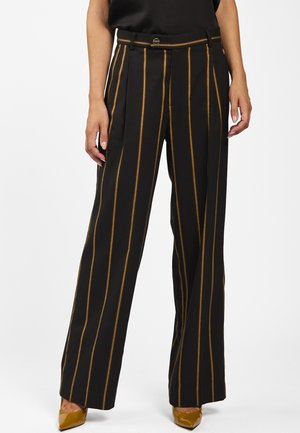 Zwarte wijde broek met verticale oranje en mosterdstrepen, een hoge taille, riemlussen en een knoopdetail aan de voorkant.