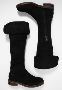 Czarne zamszowe kozaki za kolano z odwijanym mankietem, bocznym zamkiem błyskawicznym, niskim obcasem typu stack oraz wzmocnionym szwem przy podeszwach.