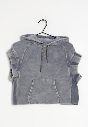 Grauer ärmelloser, kurz geschnittener Hoodie mit Fronttasche und Kordelzug, der an einem schwarzen Bügel vor weißem Hintergrund hängt.