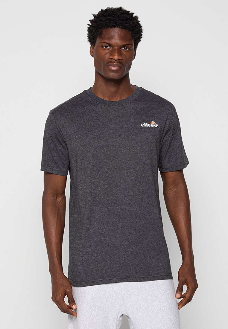 Czarna szara koszulka t-shirt z krótkimi rękawami, okrągłym dekoltem i białym logo 'ellesse' na klatce piersiowej. Miękki, lekki materiał.
