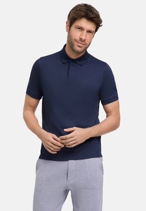 Polo shirt blu navy con colletto classico, maniche corte e vestibilità slim. Il tessuto ha una texture liscia senza motivi visibili.