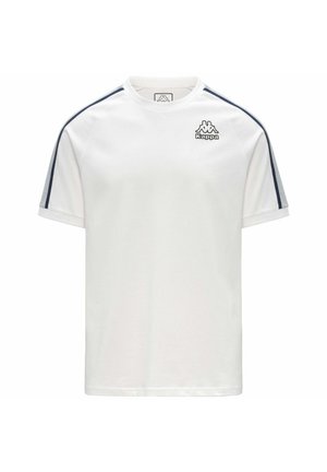T-shirt blanc Kappa avec des rayures bleu marine et grises sur les manches et le logo Kappa sur la partie supérieure gauche de la poitrine.