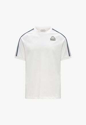 T-shirt bianca Kappa con righe blu navy e grigie sulle maniche e logo Kappa sul petto in alto a sinistra.