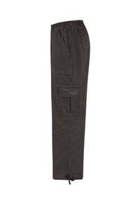 Pantaloni cargo grigio scuro con cintura elastica, tasche laterali e tasca anteriore con toppa. Presentano dettagli di cucitura e fondo tapered con cordini.
