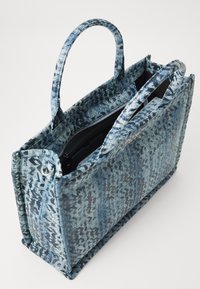 Denim-Shopper in Blau mit einem strukturierten Muster, ausgestattet mit zwei stabilen Griffen und einem Reißverschluss. Offenes Oberteil mit einem geräumigen Innenfach.