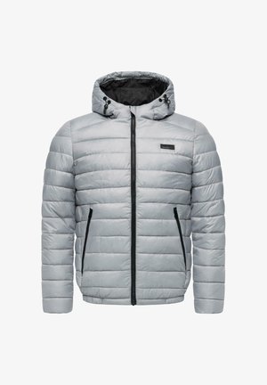 Giacca a puffo grigia chiara con cappuccio, design trapuntato, chiusura frontale a zip e due tasche laterali con accenti neri. Texture liscia, vestibilità moderna.