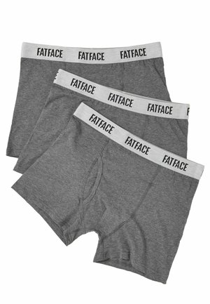 Drie grijze herenboxershorts met lichtgrijze elastische taillebanden waarop "FATFACE" in zwarte letters staat, in een verspringende stapel gerangschikt.