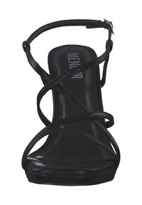 Sandal con tacco nero e cinturini lucidi con design incrociato, suola piattaforma e cinturino alla caviglia regolabile. Texture liscia in tutto il sandalo.