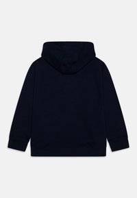 Sudadera con capucha azul marino con cordón ajustable, puños y dobladillo acanalados, y tela suave y texturizada. No presenta logotipos ni patrones visibles.