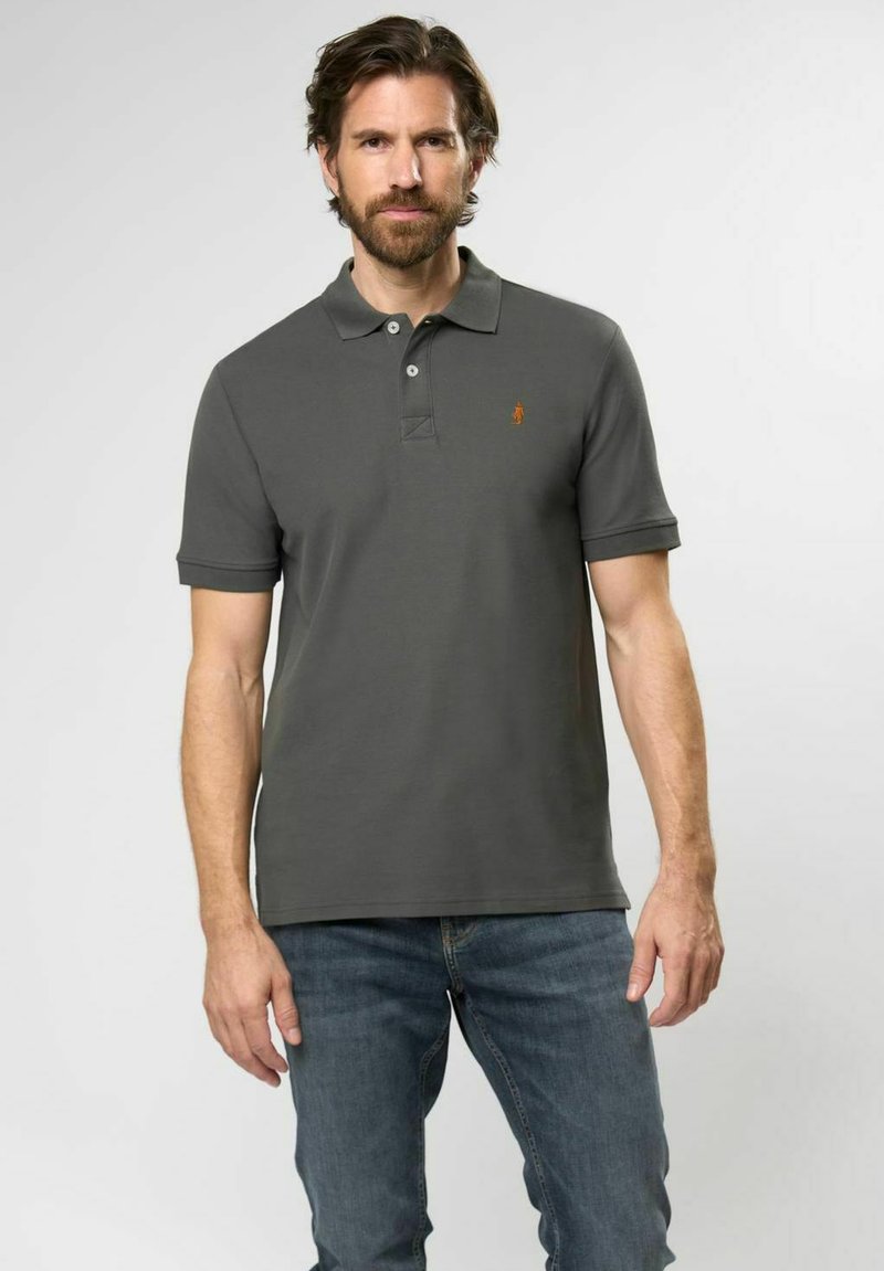 Tumehall polo särk klassikalise krae, kolme nupuga ja väikese tikandiga logoga vasakul rinnal. Kujundatud mugavaks sobivuseks.