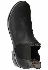 Botín negro de cuero con laterales elásticos, puntera redondeada y forro de piel de oveja. Presenta una superficie texturizada y un bajo tacón de madera.