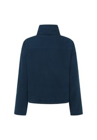 Giacca blu navy con colletto alto, maniche lunghe e taglio dritto. Realizzata in un tessuto liscio e opaco senza motivi o dettagli visibili.