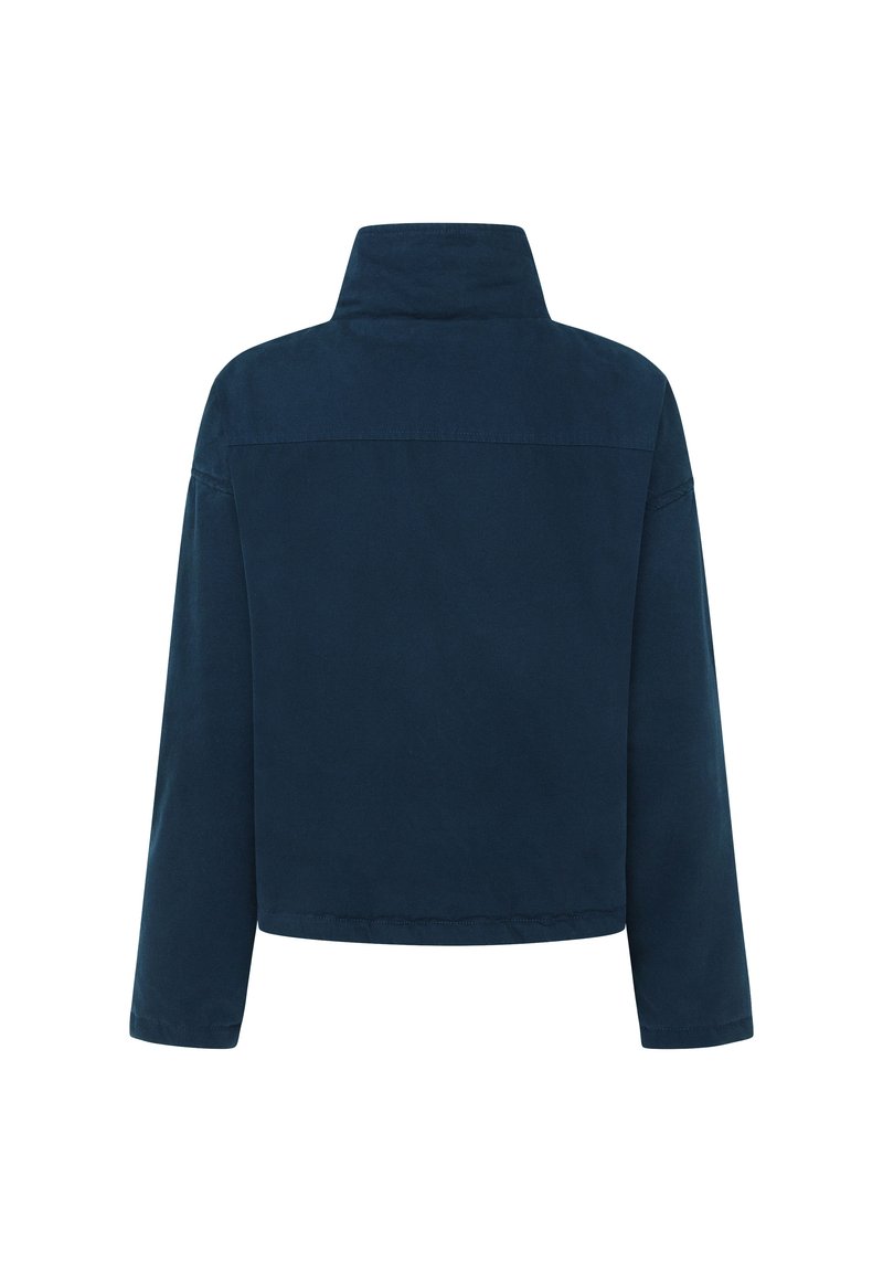Marineblaues Jacket mit hohem Kragen, langen Ärmeln und geradem Schnitt. Aus einem glatten, matten Stoff ohne sichtbare Muster oder Akzente gefertigt.