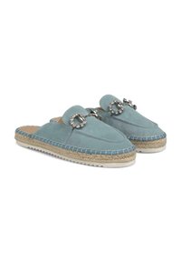 Scarpe slip-on blu in suede con hardware decorativo in argento, suole in juta intrecciata stile espadrille e dettagli di cucitura testurizzata lungo il bordo.