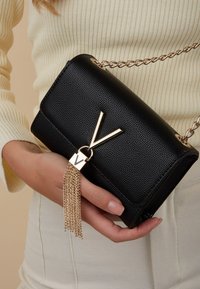 Valentino Bags DIVINA - Sac bandoulière - nero/gold