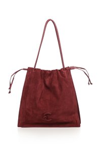 Bordeauxrode suède tas met trekkoordsluiting. Heeft een gladde textuur, twee schouderbanden en een geperst logodetail aan de voorkant.
