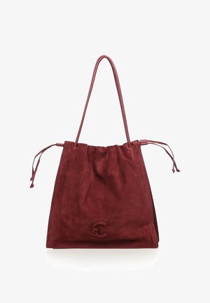 Sac fourre-tout en daim bordeaux avec fermeture à cordon. Caractérisé par une texture lisse, deux bretelles d'épaule et un logo embossé à l'avant.