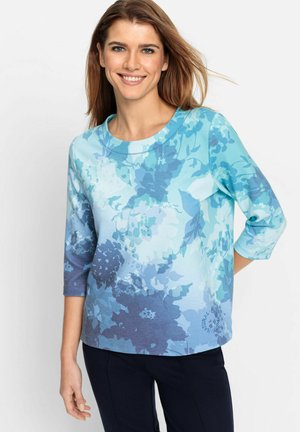 Blaues Sweatshirt mit drei Viertelärmeln, das unterschiedliche Blautöne in einem Farbverlaufsmuster zeigt. Glatte Stoffqualität und Rundhalsausschnitt.