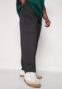Calvin Klein MODERN TAPERED PLEAT - Chino - black