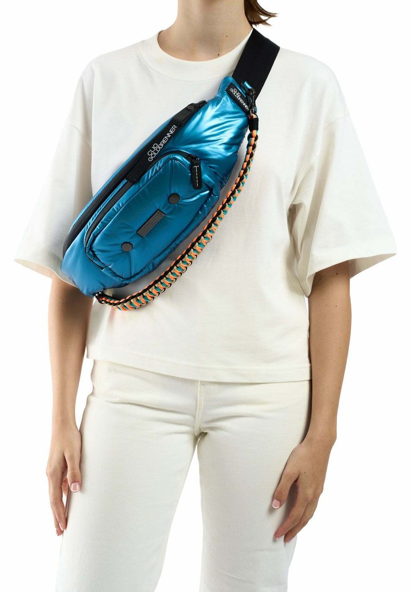 Aqua, gevoerde crossbody tas met een textuuroppervlak, ritssluitingen en een kleurrijke gevlochten strap met zwarte accenten.