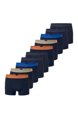 Dieci paia di boxer blu navy da uomo disposti in una linea sfalsata, ciascuno con elastici di colori variati in arancione, beige e blu.