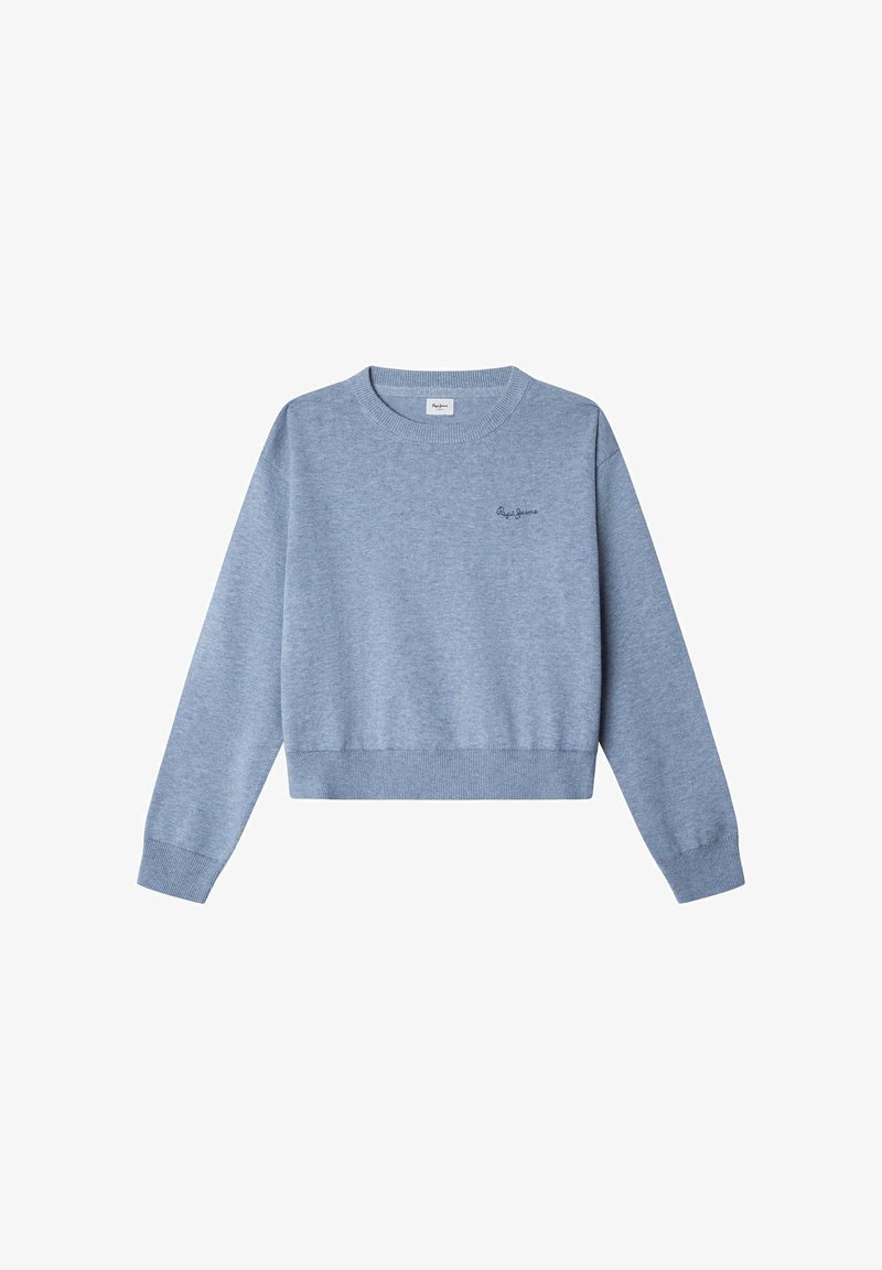 Svetlo modra puloverja z dolgimi rokavi, ribastim ovratnikom in manšetami, z vezenim logotipom na levi strani. Mehka tekstura tkanine.