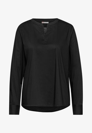 Zwarte blouse met lange mouwen en V-hals, gemaakt van een gladde stof. Heeft een gebogen zoom en een subtiel logo aan de binnenkant van de halslijn.