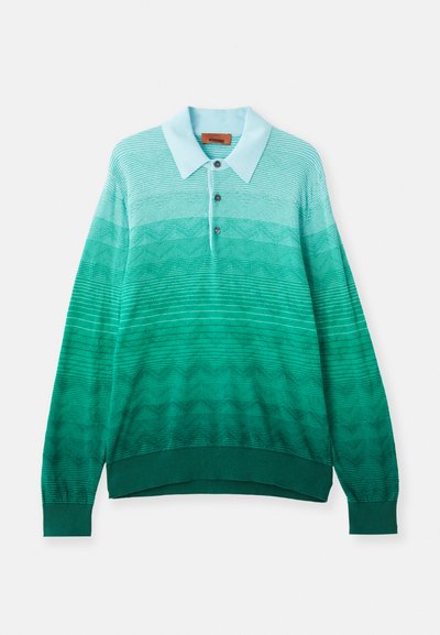 Πλεκτό polo πουκάμισο με gradient σχέδιο από ανοιχτό teal σε σκούρο πράσινο, με ριγέ γιακά, τρία κουμπιά και μακριά μανίκια.
