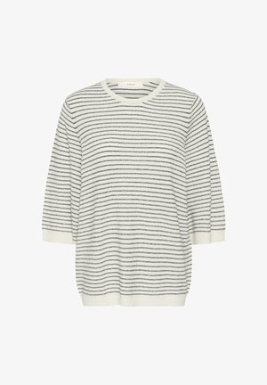 Pull en maille blanche avec fines rayures horizontales noires, col rond et manches trois-quarts.