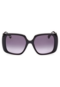 Occhiali da sole neri oversize con una montatura in plastica liscia, lenti viola sfumate e forma squadrata distintiva; presenta un logo sulla lente sinistra.