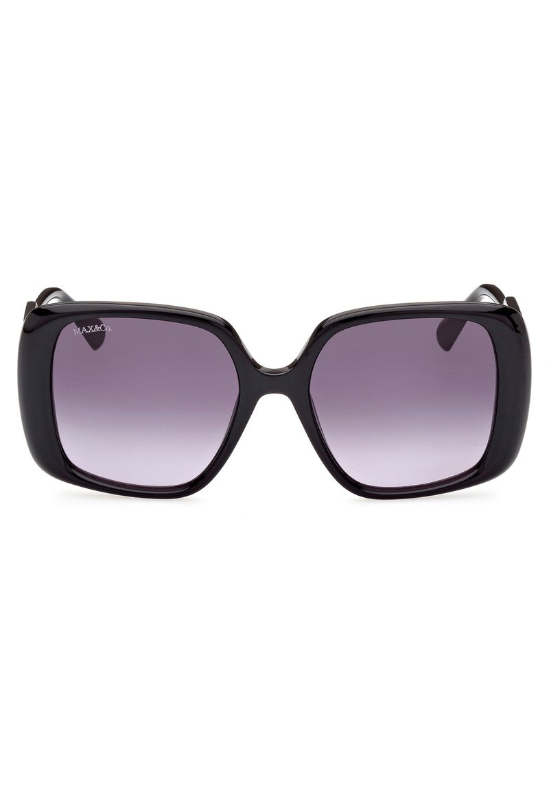 Occhiali da sole neri oversize con una montatura in plastica liscia, lenti viola sfumate e forma squadrata distintiva; presenta un logo sulla lente sinistra.