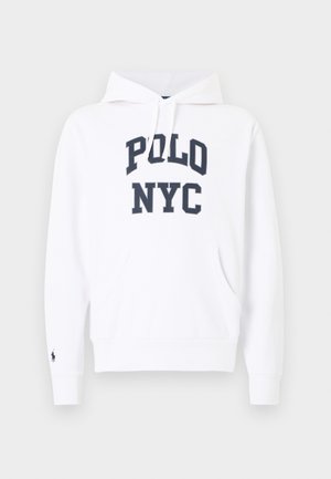 Biała bluza z kapturem z przednią kieszenią, sznurkiem do regulacji kaptura oraz napisem "POLO NYC" w pogrubionych granatowych literach na piersi.