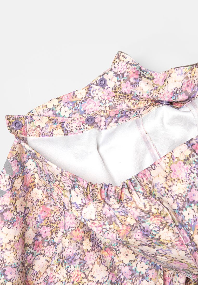 Bunt gemustertes Blumenkleid aus weichem Stoff, mit gerafftem Bund, lila Druckknöpfen und einem dezenten Schimmer auf dem Innenfutter.