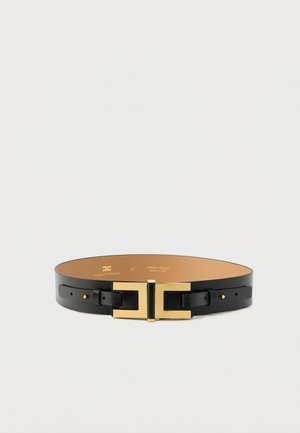 Ceinture en cuir noir avec une boucle rectangulaire brillante en or. Texture lisse, longueur réglable avec des encoches, avec le logo de la marque embossé à l'intérieur.