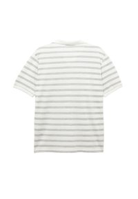 Hvid kortærmet polo-shirt med grå vandrette striber, der har en klassisk krave og et struktureret stof. Rent, minimalistisk design.