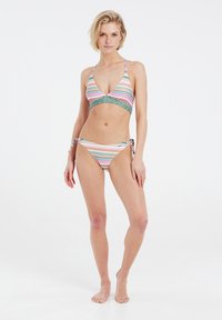 Juostuotas bikini rinkinys, turintis trikampio formos viršutinę dalį su žaliais raštais ir virvutėmis rišamais apatiniais. Spalvos: rožinė, mėlyna ir balta.